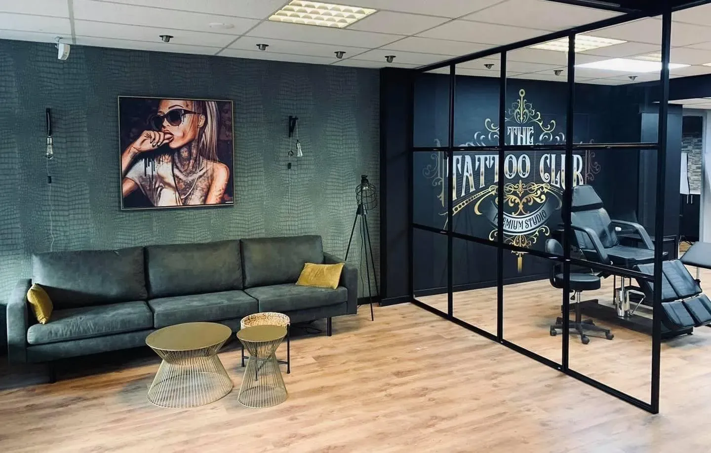 De studio aan de Molenweg met glazen wand, tattoostoel en lounge