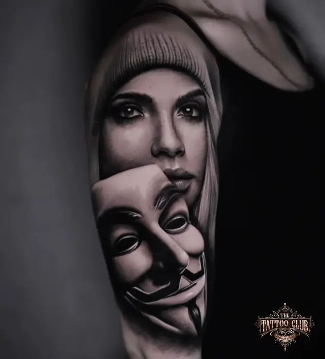 Vrouw met masker, realisme op de onderarm